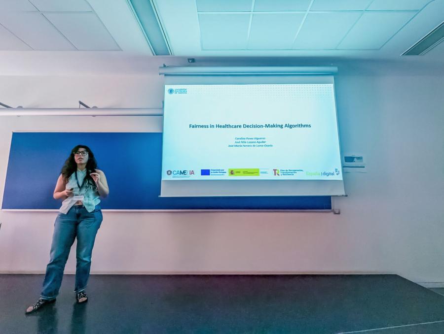 Carolina Pavez Higueras presenta en el CMBBE Symposium 2025 un estudio sobre equidad en algoritmos de decisión sanitaria Carolina Pavez Higueras presenta en el CMBBE Symposium 2025 un estudio sobre equidad en algoritmos de decisión sanitaria